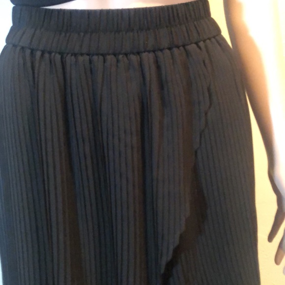 Kimchi Blue pleated asymetrical hem skirt. Size S - Picture 2 of 5